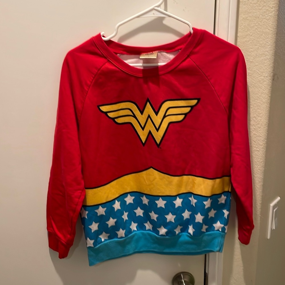 Women’s medium Wonder Woman sweatshirt